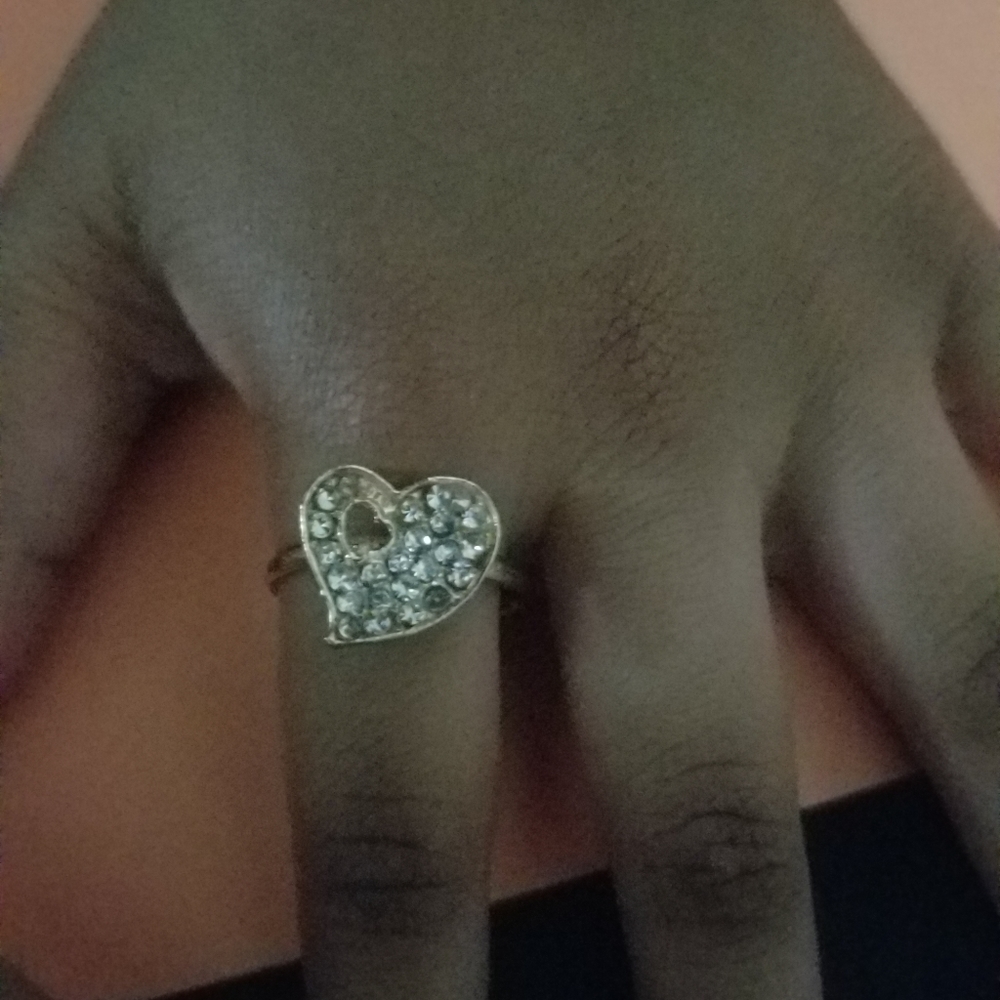 Beautiful heart shaped gold color ring. - Picture 2 of 2